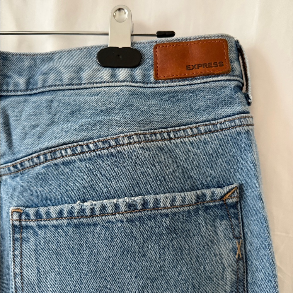 Express Super High Rise Mom Jeans✨ - Picture 4 of 6